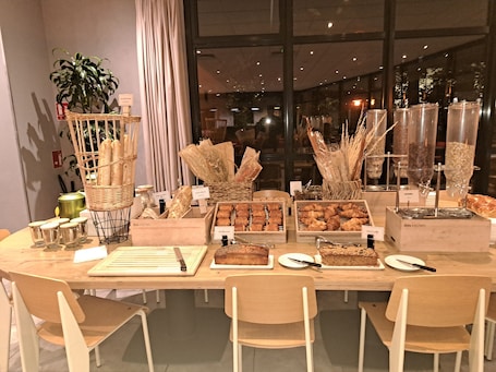 Desayuno buffet diario (EUR 14 por persona)