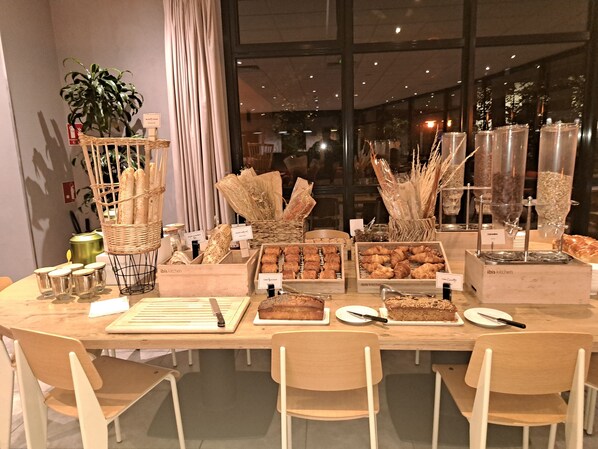 Daily buffet breakfast (EUR 14 per person)