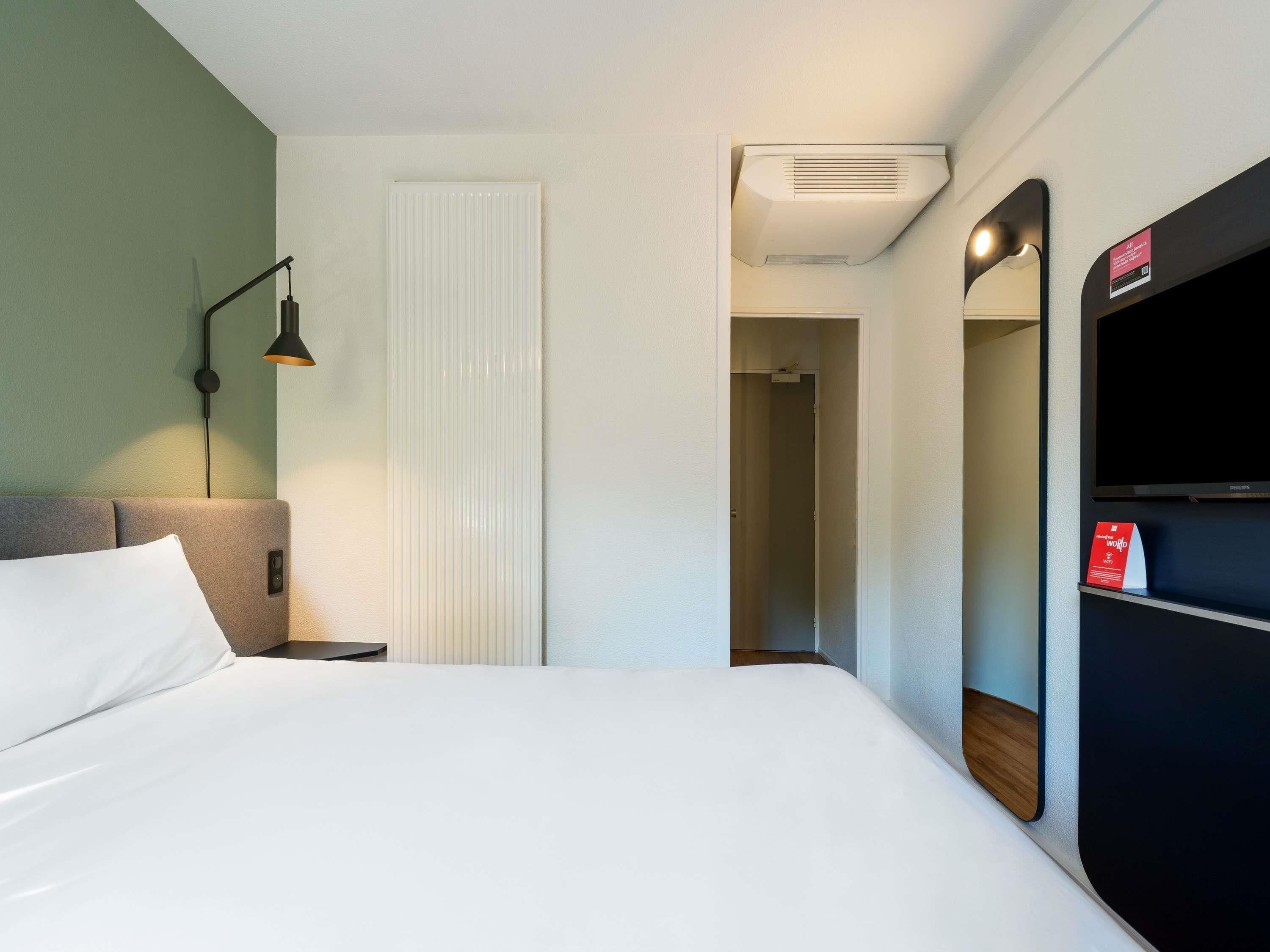 Habitación, varias camas | 1 dormitorio, ropa de cama de alta calidad, escritorio y cortinas opacas