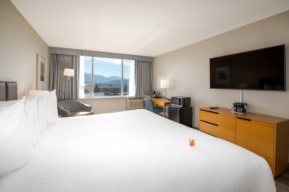 Room, 1 King Bed, Lake View (Coast King with Pond View) | In-room safe, desk, laptop workspace, blackout curtains