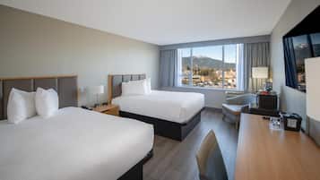 Chambre, 2 grands lits | Coffre-fort, bureau, espace de travail pour ordinateurs portables