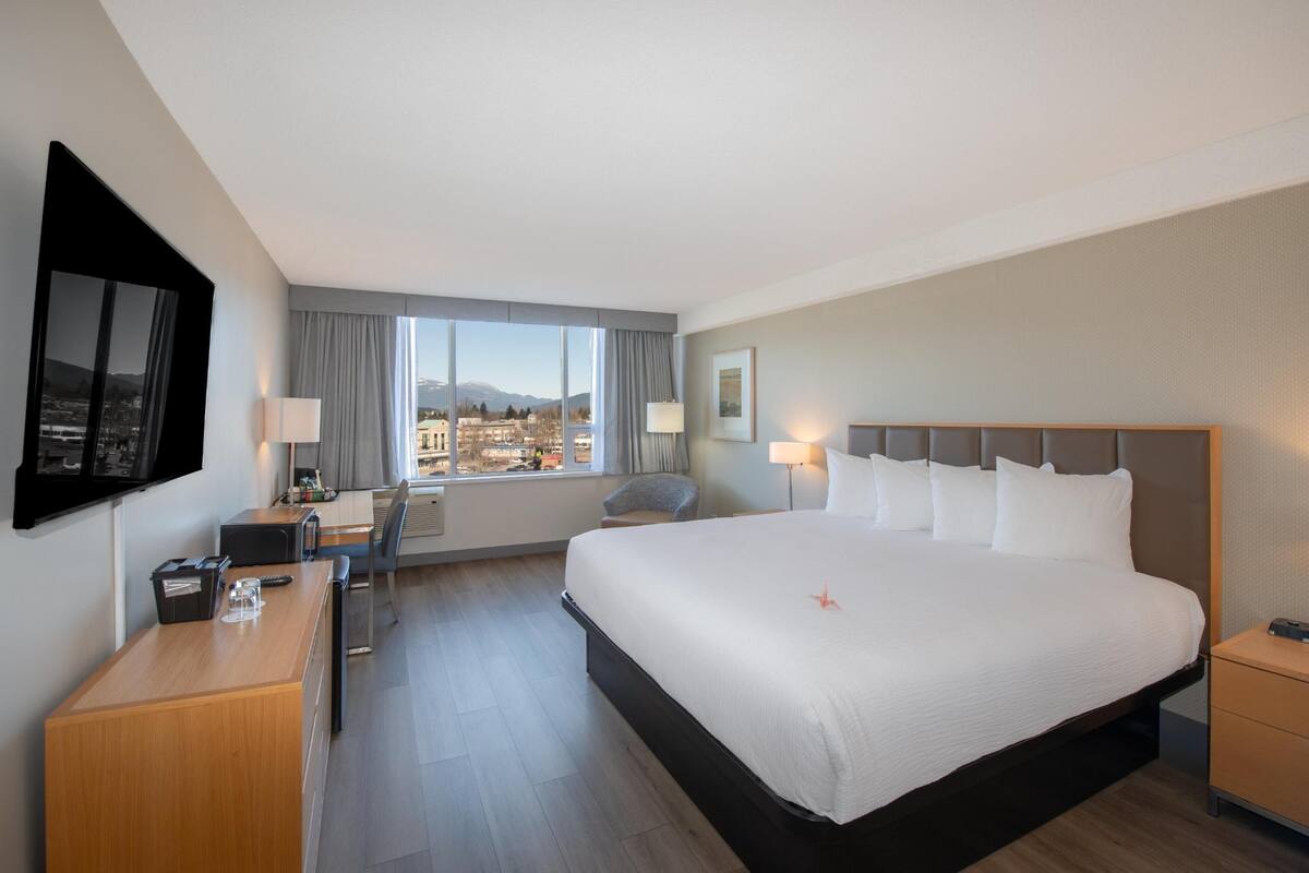 Room, 1 King Bed (Coast King) | In-room safe, desk, laptop workspace, blackout curtains
