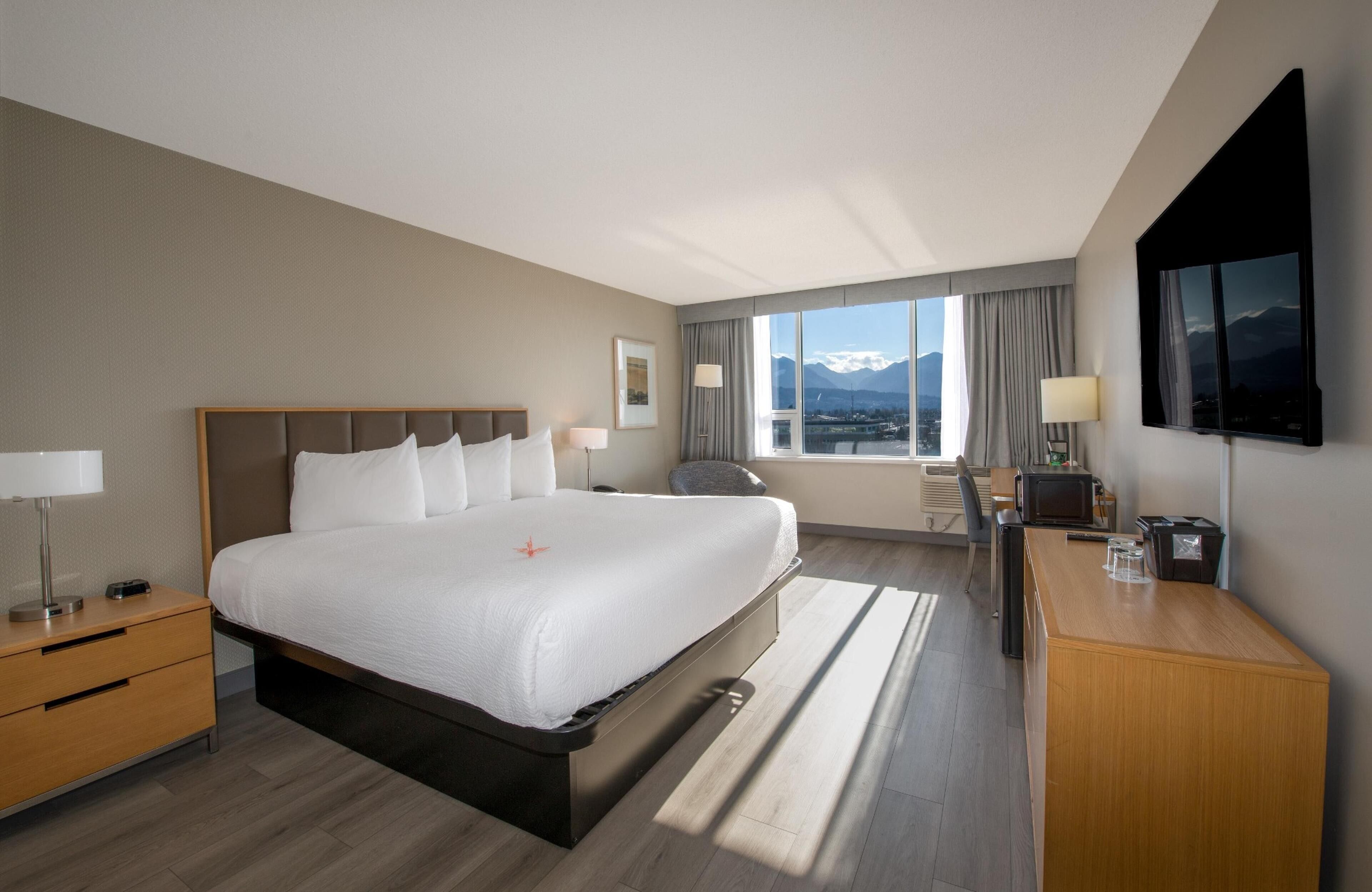 Chambre, 1 très grand lit, vue lac (Coast King with Pond View) | Coffres-forts dans les chambres, bureau