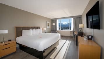 Chambre, 1 trĂšs grand lit, vue lac (Coast King with Pond View) | Coffres-forts dans les chambres, bureau