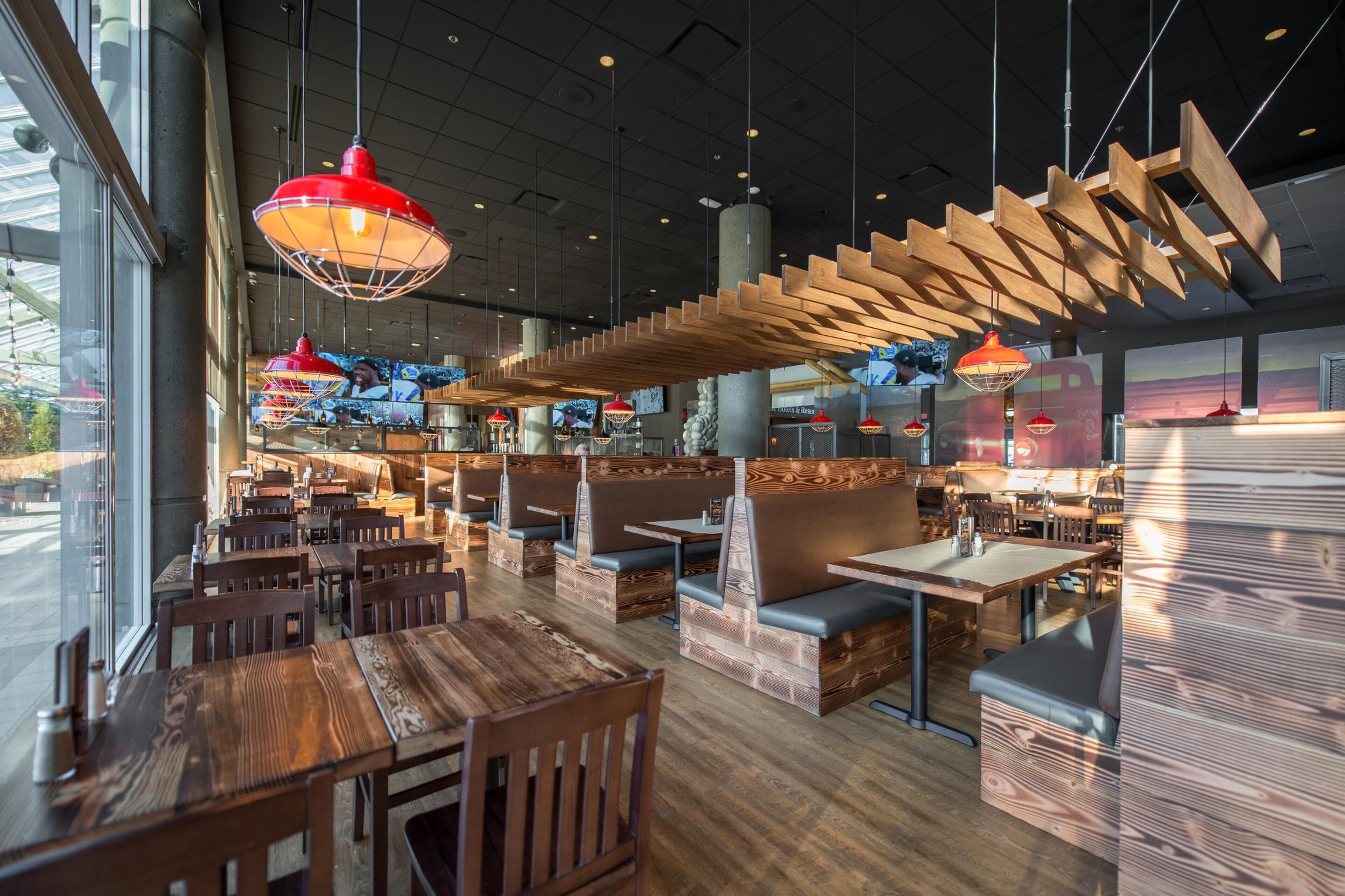 Dîner servi sur place, vue sur le jardin 