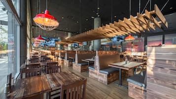 DĂźner servi sur place, vue sur le jardin