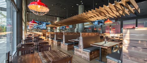 Se sirven cenas, con vista al jardín