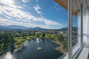 Quarto, 1 cama King, vista para o lago (Coast King with Pond View) | Cofres nos quartos, escrivaninha, espaço de trabalho para notebook