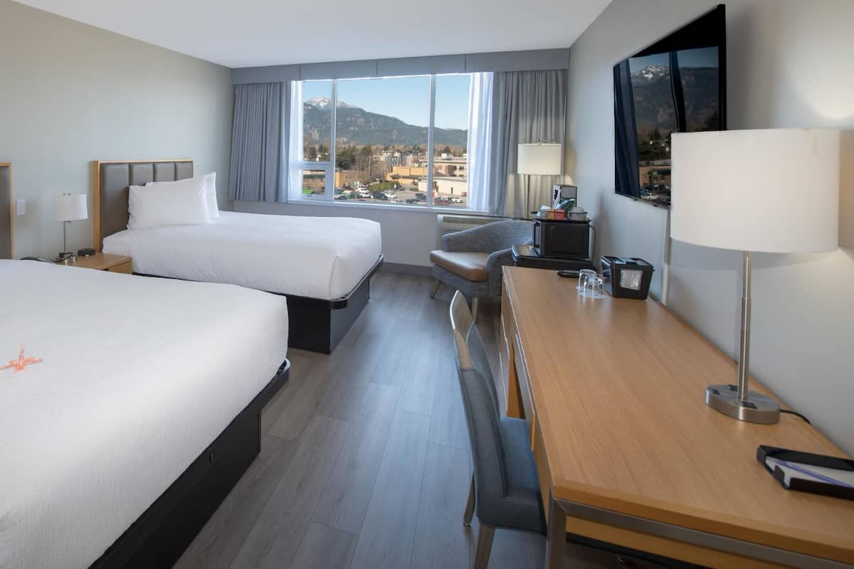 Quarto, 2 camas Queen | Cofres nos quartos, escrivaninha, espaço de trabalho para notebook