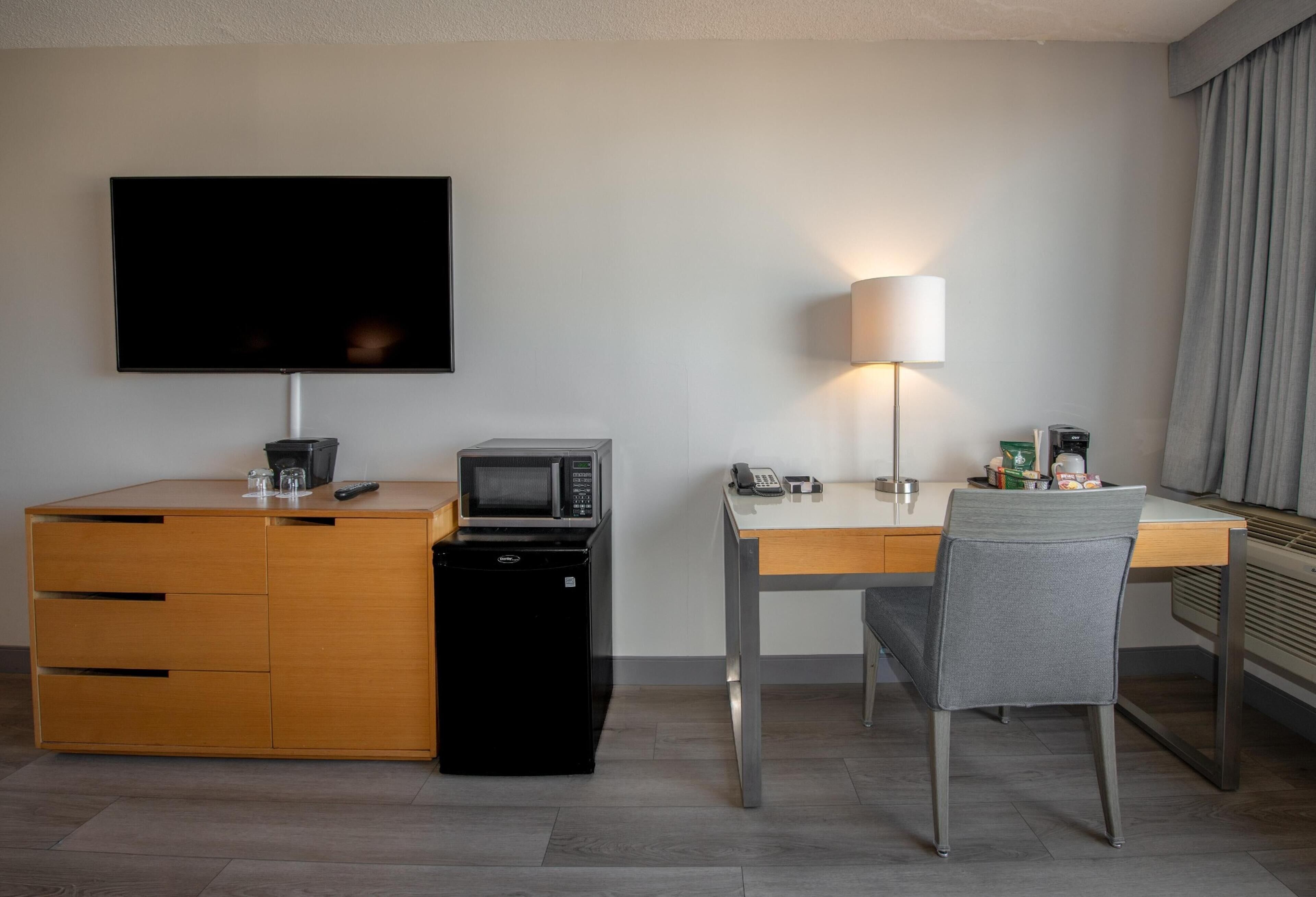 Room, 1 King Bed (Coast King) | In-room safe, desk, laptop workspace, blackout curtains