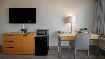 Room, 1 King Bed (Coast King) | In-room safe, desk, laptop workspace, blackout curtains
