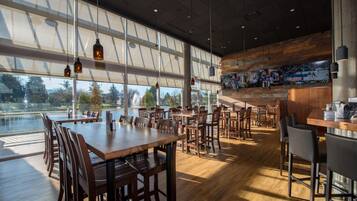 DĂźner servi sur place, vue sur le jardin