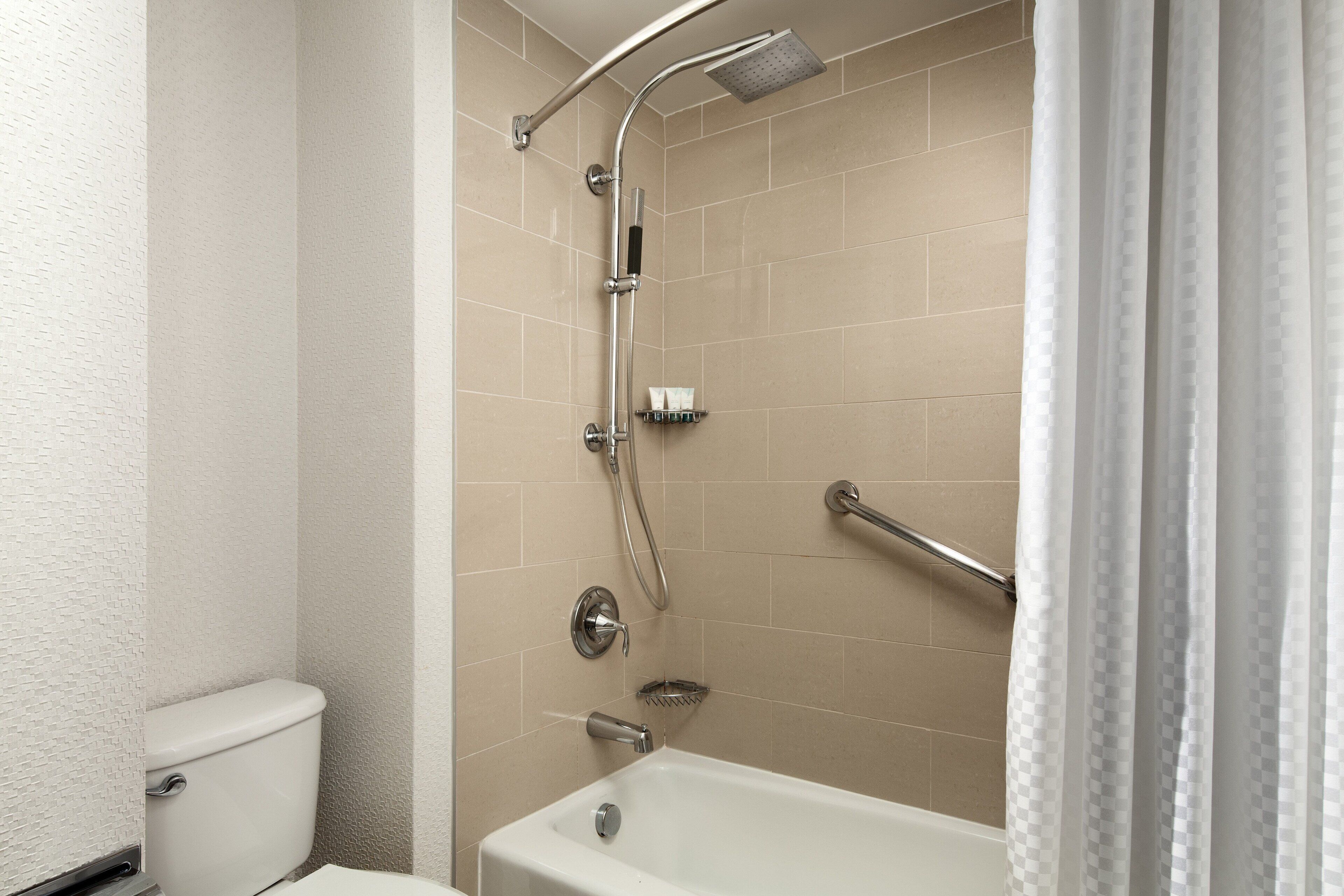 Un baño moderno con ducha, inodoro y bañera.