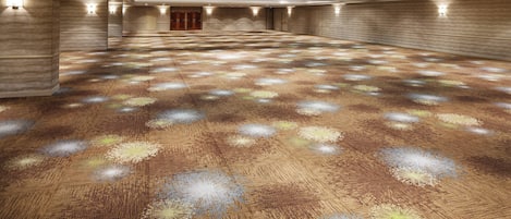 Un hallo espacioso con alfombra estampada e iluminación empotrada.