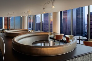 3 bars/lounges