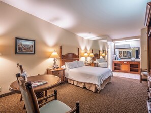 Upstairs Room, 1 Queen Bed | Premium bedding, laptop workspace, iron/ironing board, cribs/infant beds - Casa Ojai Inn (Ojai)