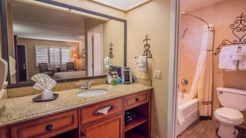 Deluxe Room, 1 Queen Bed, Patio | Bathroom