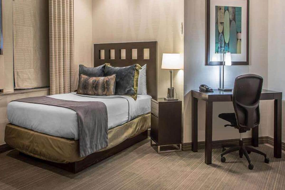 小型套房, 1 张大床和 1 张沙发床 (Corner Jr. Suite) | 高档床上用品、办公桌、熨斗/熨衣板、折叠床/加床（额外收费）
