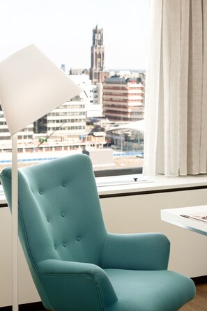 Frigobar, cofres nos quartos, escrivaninha, quartos à prova de som