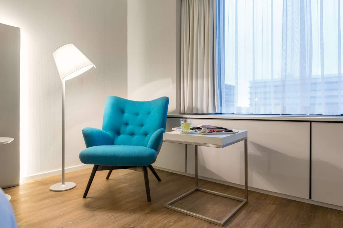 Minibar, caja de seguridad en la habitación y escritorio