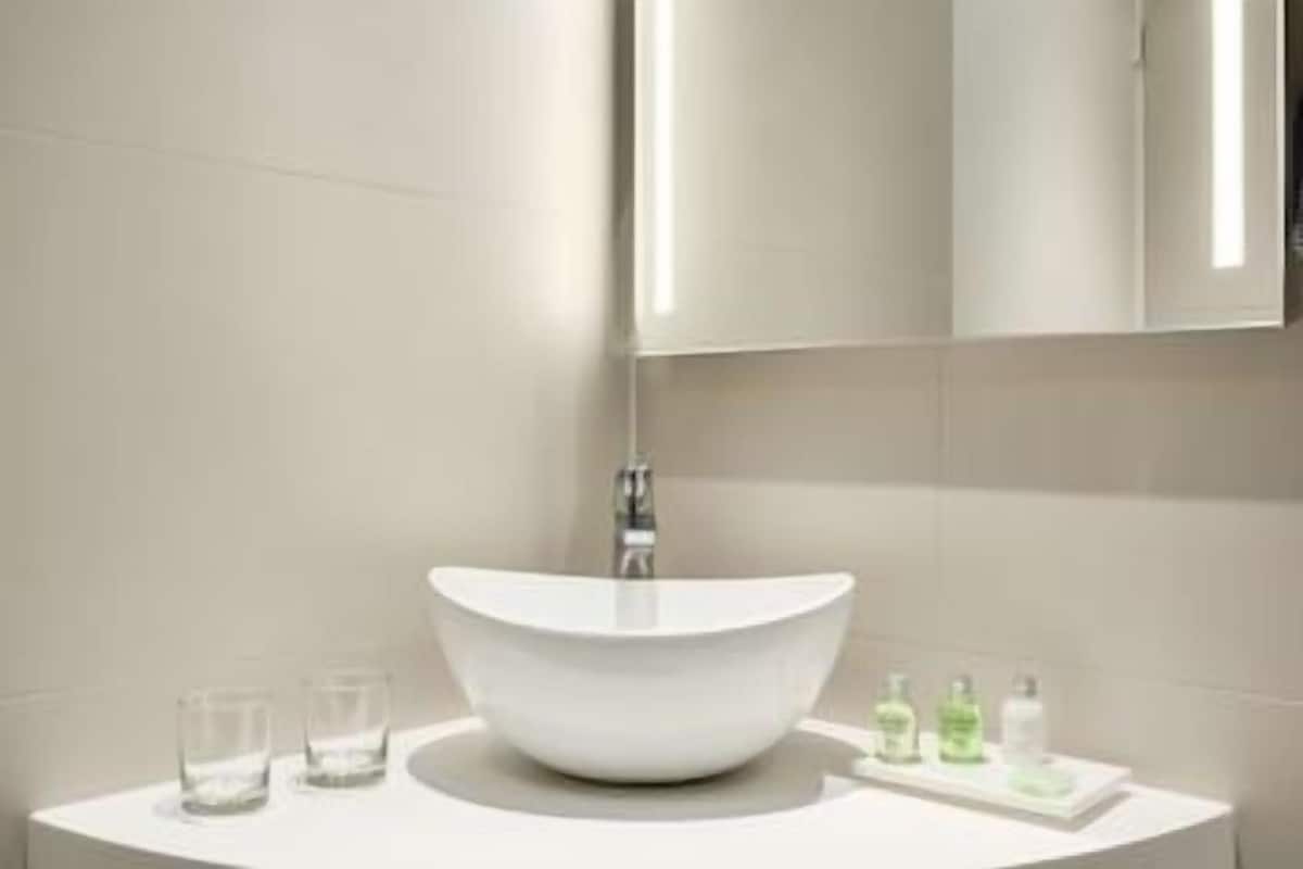 Bathroom | Eco-friendly toiletries, hair dryer, towels