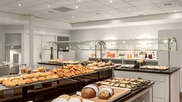 Se ofrece un desayuno bufé todos los días (por un coste adicional)