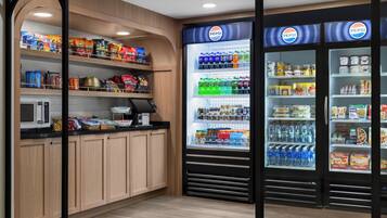 Un quiosco de autoservicio con una variedad de aperitivos y bebidas, incluyendo productos Pepsi.