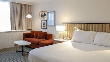 Safe på rommet, skrivebord, blendingsgardiner og strykejern/-brett