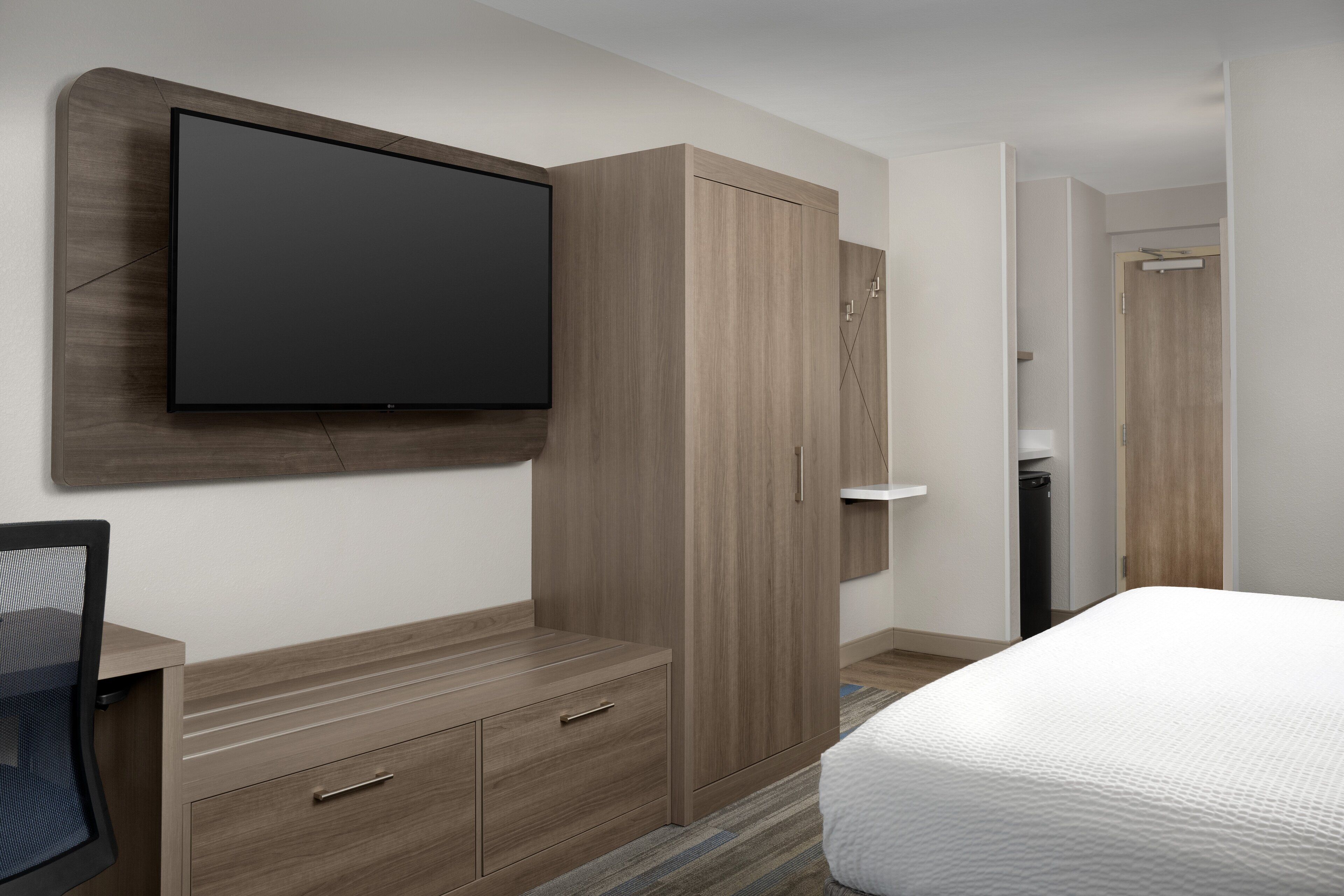 خزنة داخل الغرفة ومكتب ومساحة عمل للكمبيوتر المحمول وستائر تعتيم