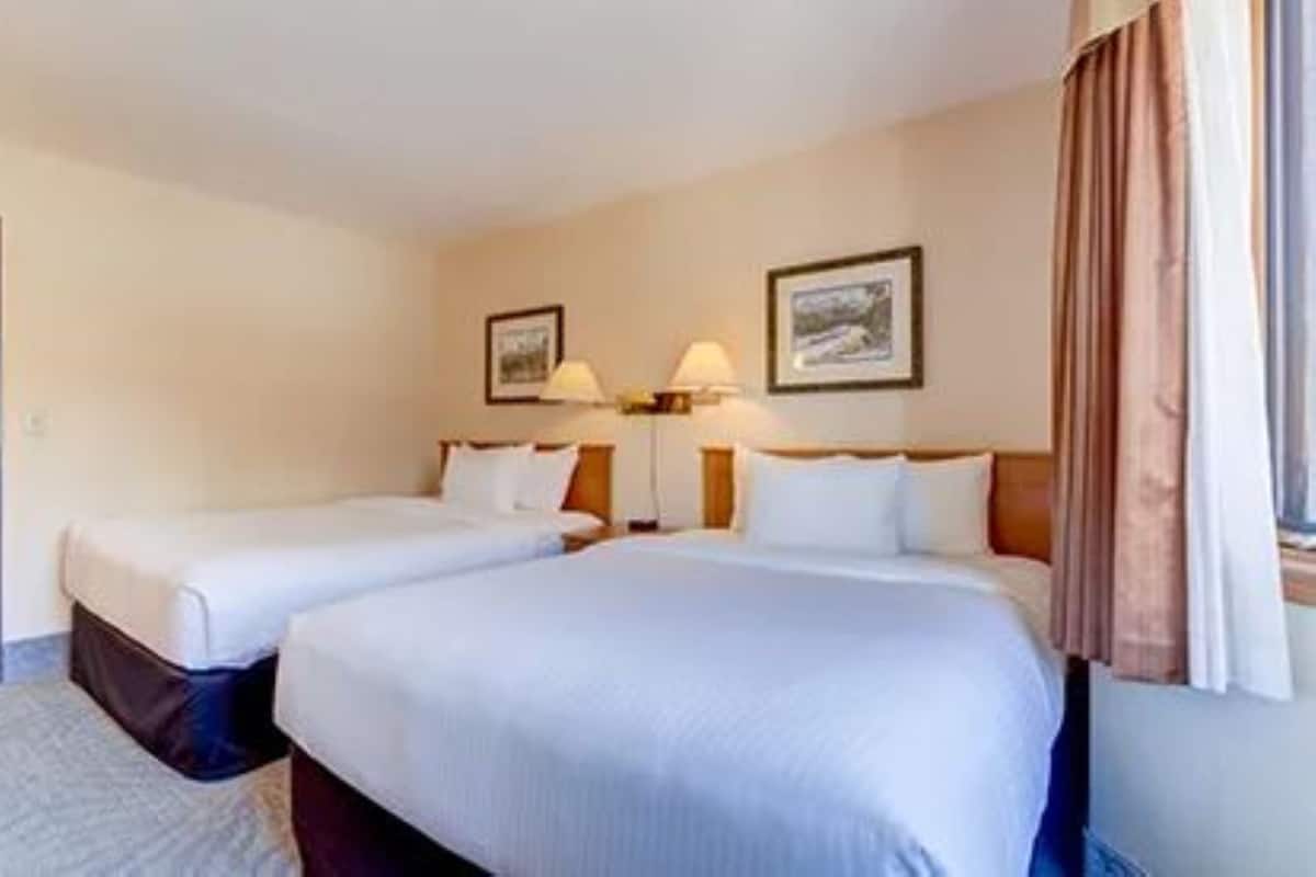 1 bedroom, premium bedding, desk, laptop workspace