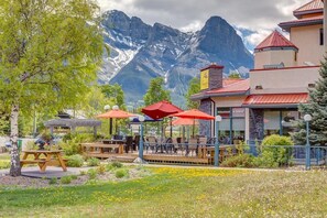 Front of property - Chateau Canmore (Canmore)