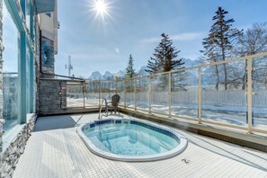 Outdoor spa tub - Chateau Canmore (Canmore)