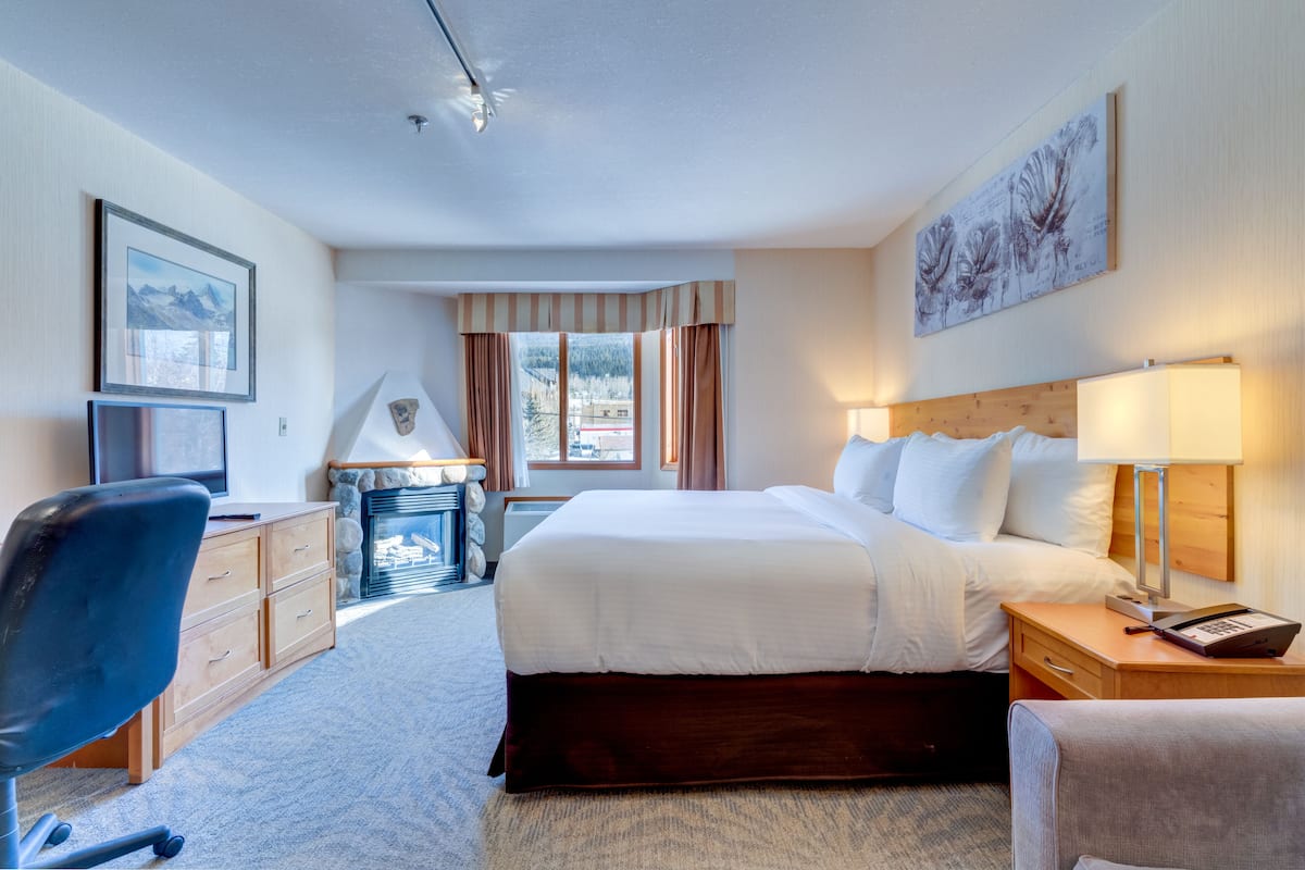 1 bedroom, premium bedding, desk, laptop workspace