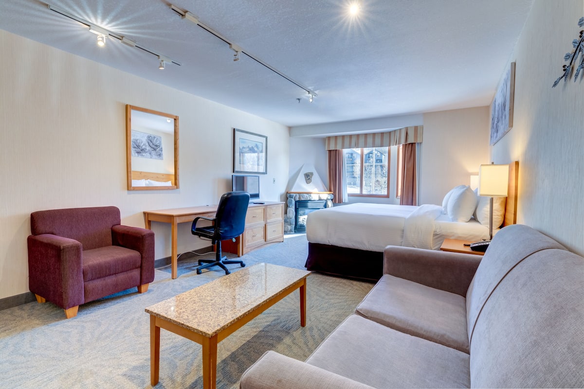 Executive Suite, 1 Bedroom | 1 bedroom, premium bedding, desk, laptop workspace