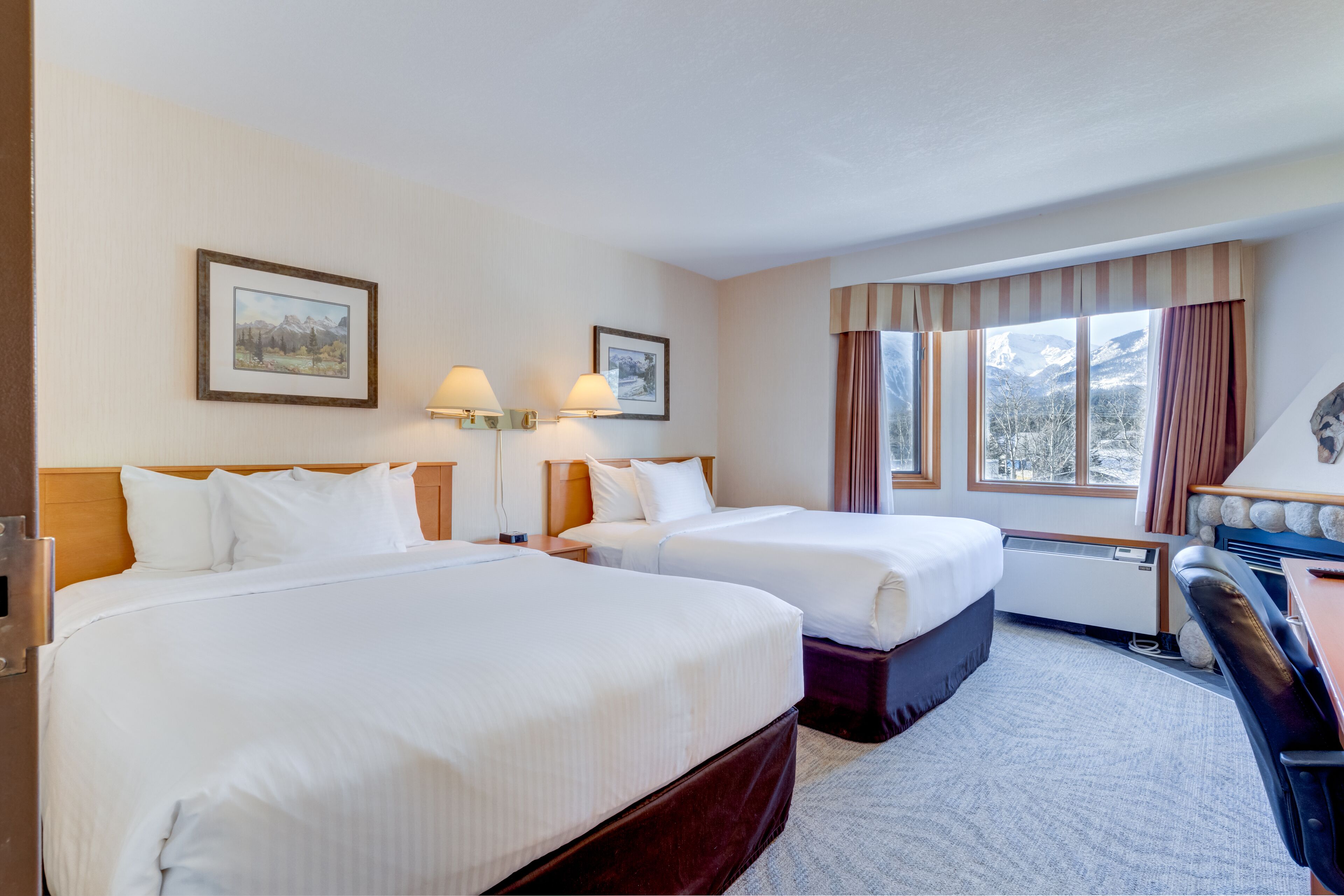 1 bedroom, premium bedding, desk, laptop workspace