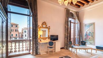 Chambre Deluxe Double ou avec lits jumeaux, vue canal | Vue de la chambre