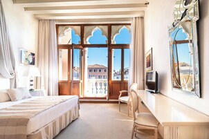 Kahden hengen deluxe-huone (yksi tai kaksi sänkyä), näköala kanavalle | Ylelliset vuodevaatteet, minibaari, tallelokero huoneessa