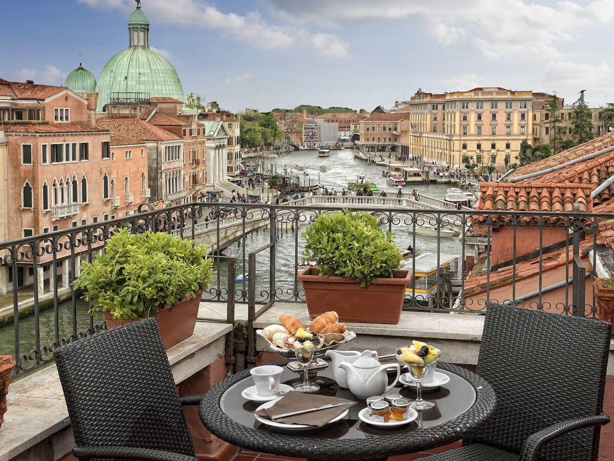 Deluxe Double Room, Canal View | View from room