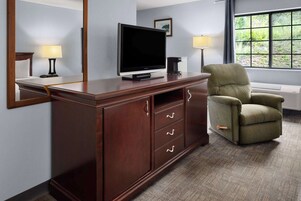 Escritorio, cortinas blackout y tabla de planchar con plancha 