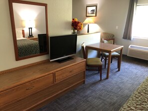 1 King Bed, Non-Smoking  | Living area | 32-inch TV with cable channels