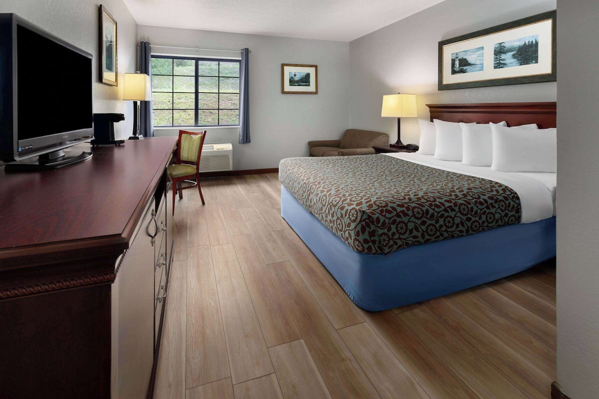 Standard Room, 1 Queen Bed, Accessible