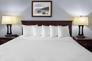 Escritorio, cortinas blackout y tabla de planchar con plancha 