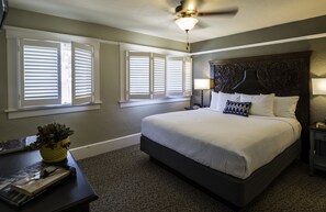 Sengetøy av topp kvalitet, safe på rommet og skrivebord