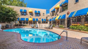 室外游泳池,開放時間為 08:00 至 22:00,提供泳池遮陽傘和日光浴躺椅