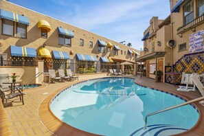 Utendørsbasseng, bassengparasoller og solsenger