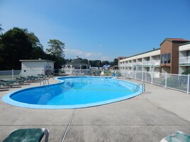 Una piscina al aire libre de temporada (de 10:00 a 22:00), tumbonas