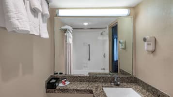 Bañera profunda, artículos de tocador gratuitos, secador de pelo
