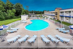 Piscine extérieure (ouverte en saison), chaises longues