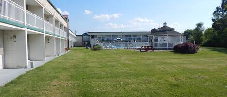 Un motel con piscina, un pabellón y una mesa de picnic.
