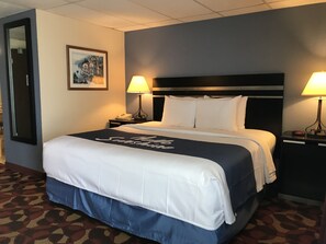 Pillow-top beds, in-room safe, desk, iron/ironing board - Days Inn by Wyndham Carlisle North (Carlisle)